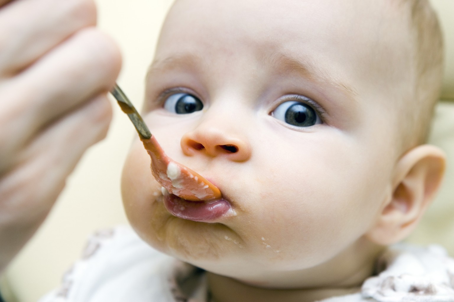 تغذیه ی کودکان در یک سالگی: شروع خوراکی های جامد