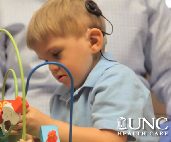 درمان پسرک ناشنوا با پیوند شنوایی ساقه مغز