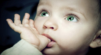 ارتباط آلرژی کمتر در کودکان و نوجوانان و  عادت به مکیدن انگشت شست، و جویدن ناخن