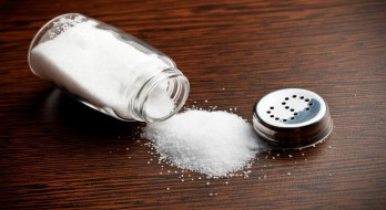 مصرف کم نمک ممکن است خطر بروزحمله قلبی، سکته و مرگ را افزایش دهد.