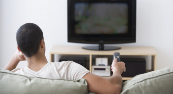 آیا تماشای طولانی مدت تلویزیون علامت افسردگی و تنهاییست؟