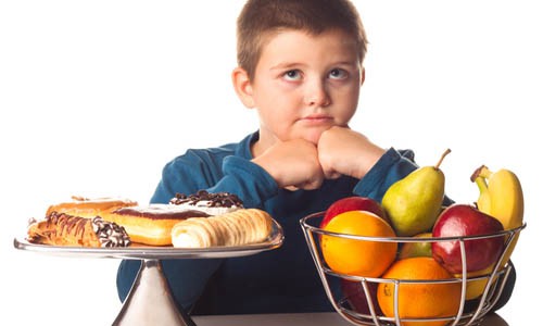 والدین کودکانی که دچار چاقی هستند چگونه باید با مشکل فرزندشان برخورد کنند؟